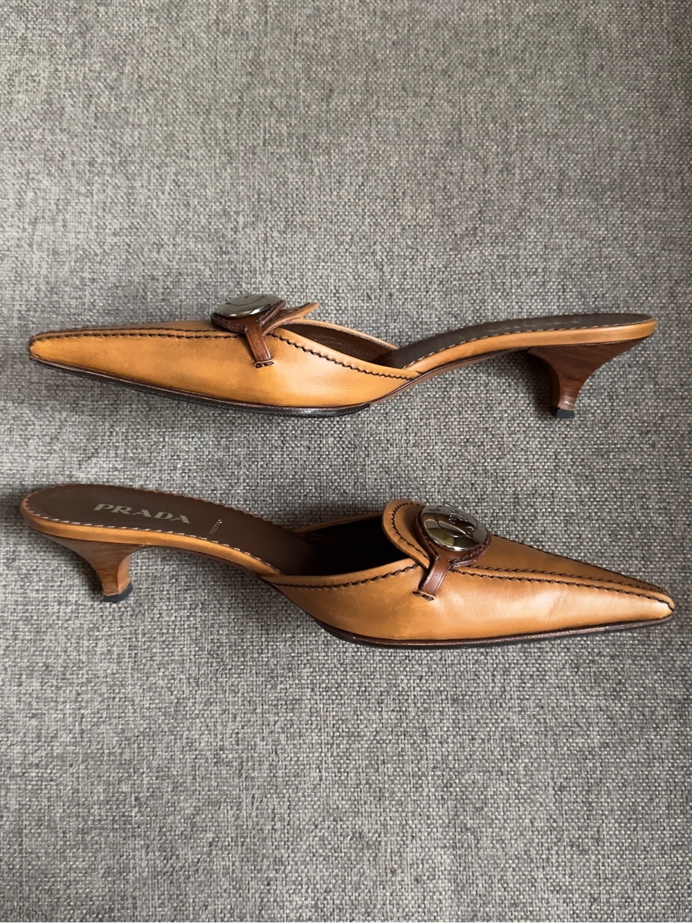 Vintage Prada leather logo heels - Picture 4 of 8
